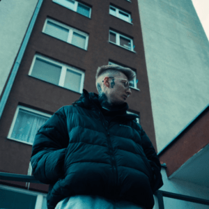 SMUTNY BECEKA STOI W OKNIE „NA 9 PIĘTRZE