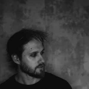 RAFAŁ KUSZKIEWICZ GRA NA GITARZE I BŁĄDZI MYŚLAMI